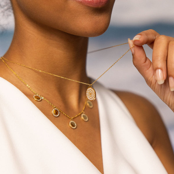 Collana di monete luccicanti