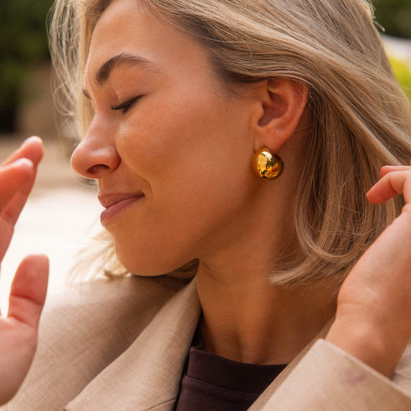 Roségoldene Ohrringe von PURELEI, elegant und glänzend, strahlen feminine Leichtigkeit aus.