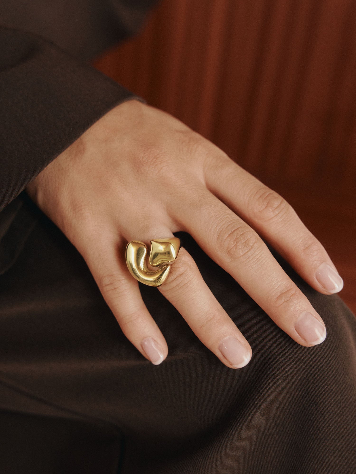 Roségoldener Ring mit geschwungenem Design, getragen auf einem zarten Handgelenk – PURELEI.